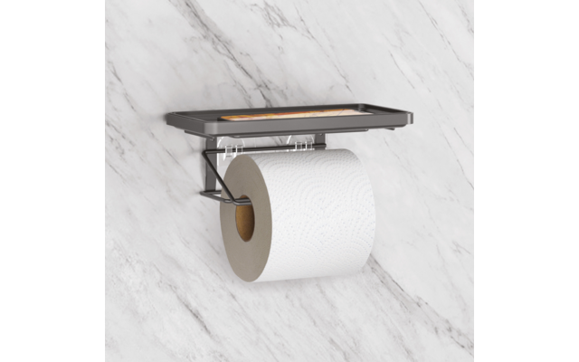 Weißes Toilettenpapier auf einem grauen Halter an einer Marmorwand