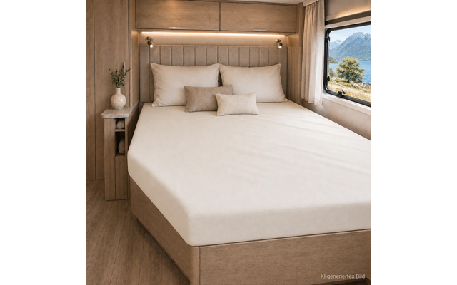 Tweepersoonsbed met beige hoeslaken, drie kussens, bekleed hoofdeinde, nachtkastje met vaas en groen, wandlampen, raam met uitzicht op meer en bergen, lichte houten inrichting