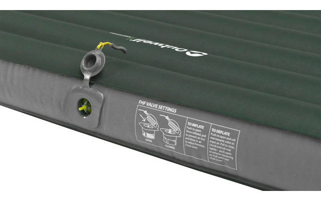 Groene opblaasbare slaapmat met kleppen en instructies aan de zijkant