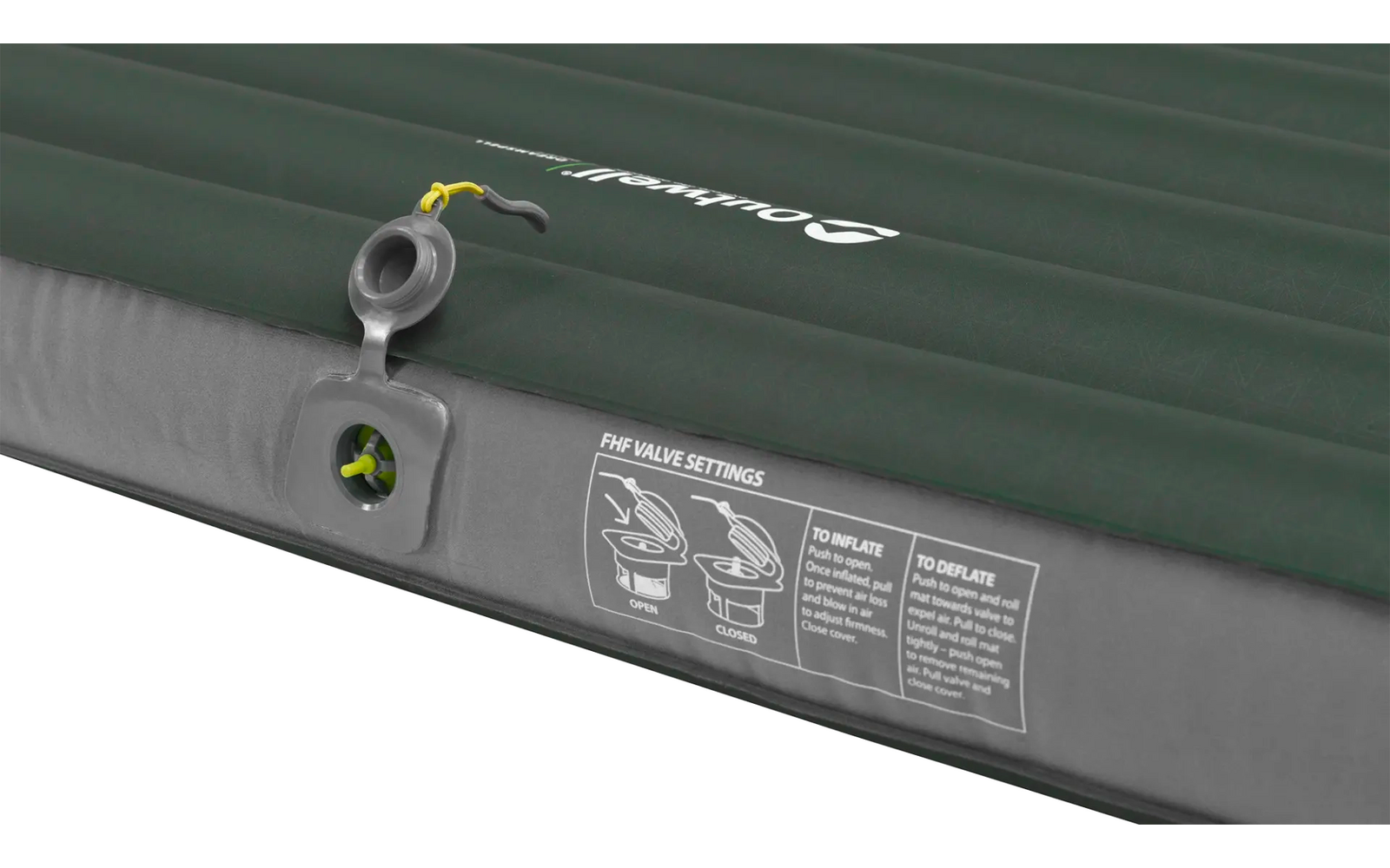 Groene opblaasbare slaapmat met kleppen en instructies aan de zijkant