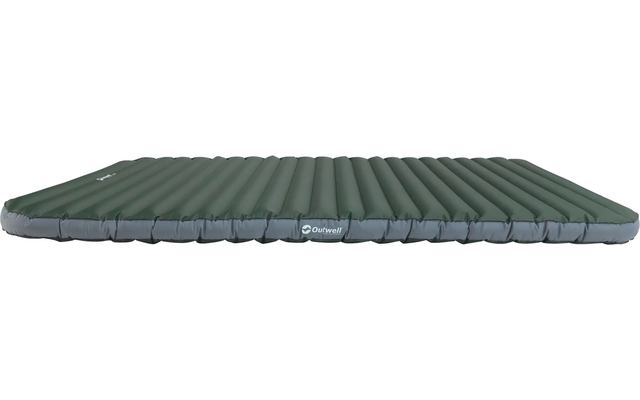 Groene opvouwbare rugzak met meerdere vakken liggend op een witte achtergrond