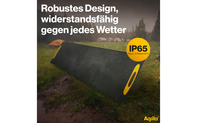 Waterdichte, zwarte buitenhoes met gele details op natte grond