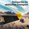 Zonnepaneel op zandgrond met bergen op de achtergrond, tekst 'Ontworpen voor eenvoudig transport, gewicht 9,2 kg'