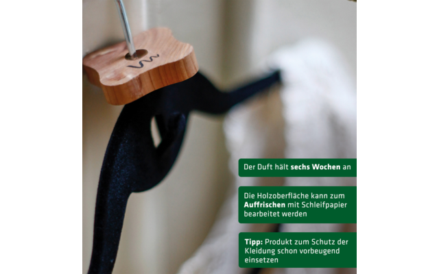 Hand hält kleine Holzfigur einer Gitarre über einer schwarzen Handpuppe