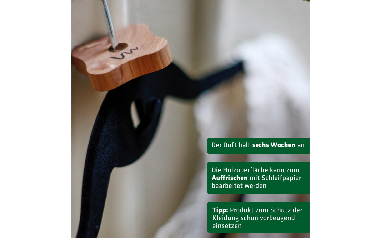 Hand hält kleine Holzfigur einer Gitarre über einer schwarzen Handpuppe