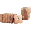 Holzspielzeug in Form eines Hundes neben einem Turm aus Holzblöcken