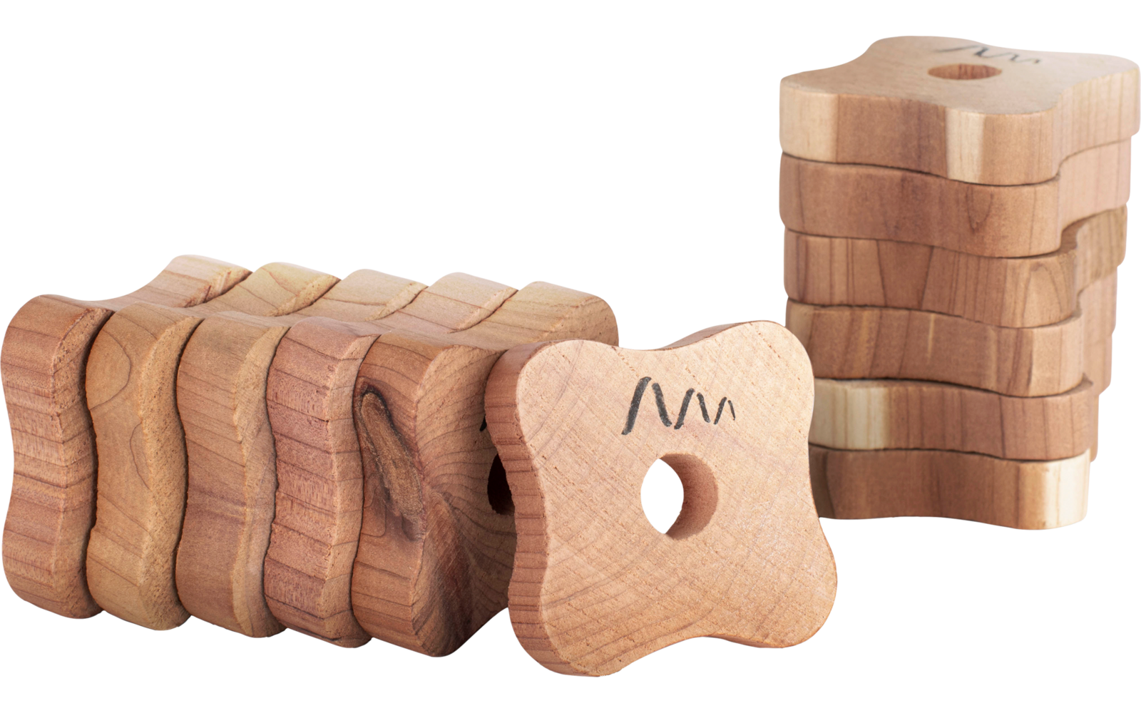 Holzspielzeug in Form eines Hundes neben einem Turm aus Holzblöcken