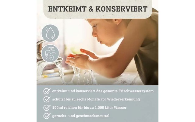 Kleines Kind lehnt über ein Waschbecken, Hände unter fließendem Wasser; links zwei Symbole (Wassertropfen, Wasserhahn mit Schild); oben Schriftzug 'ENTKEIMT & KONSERVIERT'; unten vier Häkchen mit Textzeilen