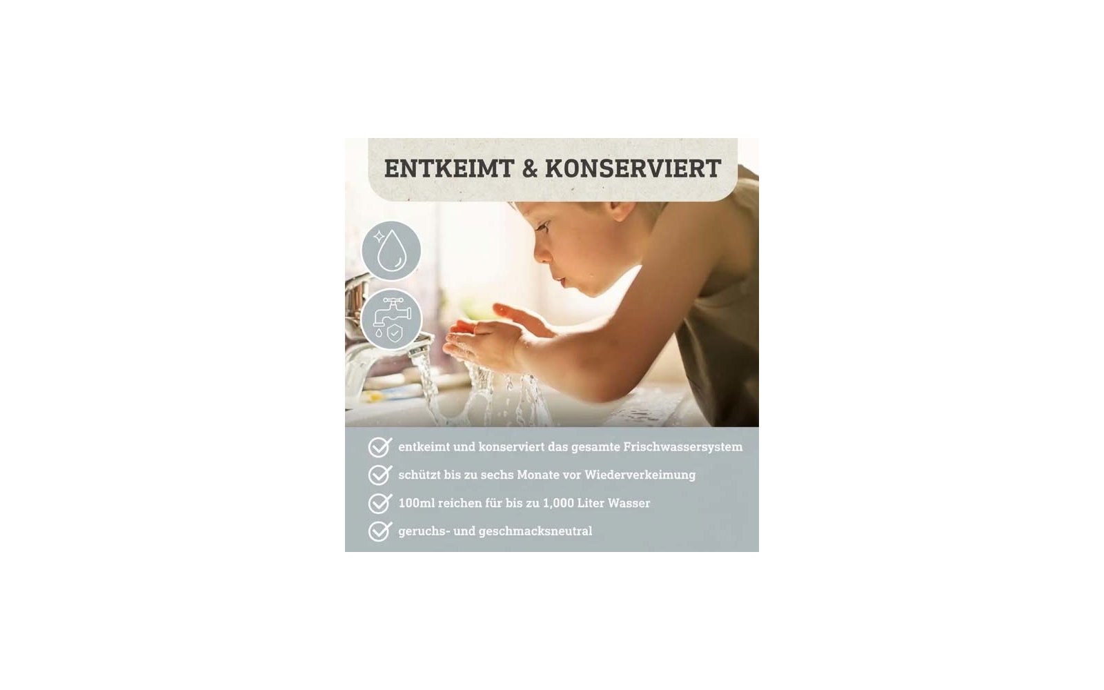 Kleines Kind lehnt über ein Waschbecken, Hände unter fließendem Wasser; links zwei Symbole (Wassertropfen, Wasserhahn mit Schild); oben Schriftzug 'ENTKEIMT & KONSERVIERT'; unten vier Häkchen mit Textzeilen