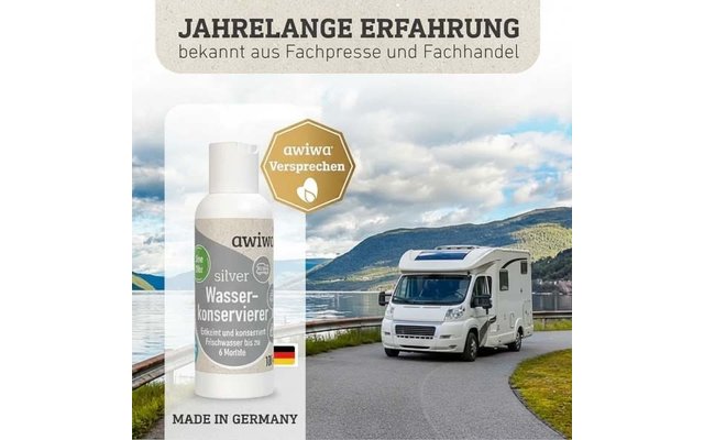Weiße Plastikflasche mit Etikett 'silver Wasser‑konservierer' und deutschem Flaggen‑Icon, darüber ein goldener Siegelaufkleber 'awiwa Versprechen'; im Hintergrund ein weißes Wohnmobil auf einer Uferstraße neben einem See unter bewölktem Himmel; oben 