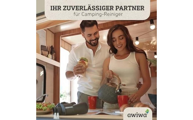 Zwei Personen in der Küche eines Wohnmobils; eine Person hält ein belegtes Brötchen, die andere gießt aus einem Teekessel in rote Tassen; oben ein Banner mit der Schrift „IHR ZUVERLÄSSIGER PARTNER für Camping-Reiniger“; unten rechts das Logo „awiwa“