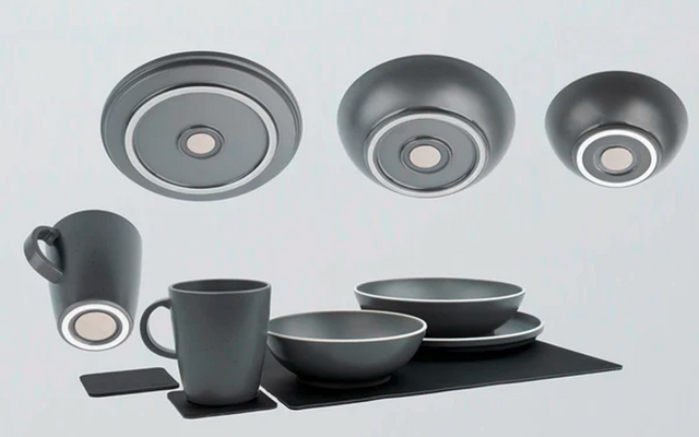 Vaisselle grise avec tasses, bols, assiettes et dessous de verre sur fond blanc