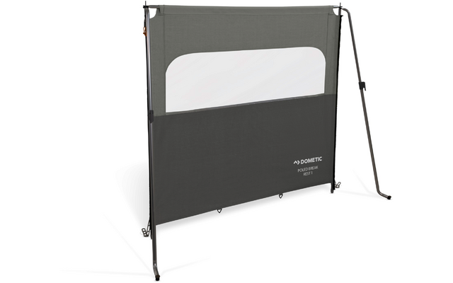 Freistehende dunkelgraue textile Wand zwischen zwei schwarzen Metallstangen, oben rechteckiges durchsichtiges Fenster, Dometic-Logo unten rechts, Befestigungsösen am Saum und schräg gestellte Stütze rechts