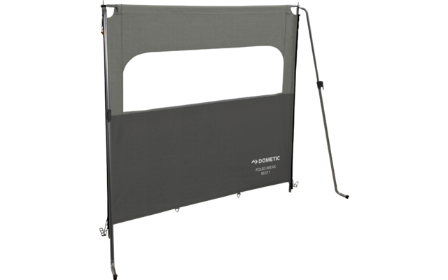 Freistehende dunkelgraue textile Wand zwischen zwei schwarzen Metallstangen, oben rechteckiges durchsichtiges Fenster, Dometic-Logo unten rechts, Befestigungsösen am Saum und schräg gestellte Stütze rechts