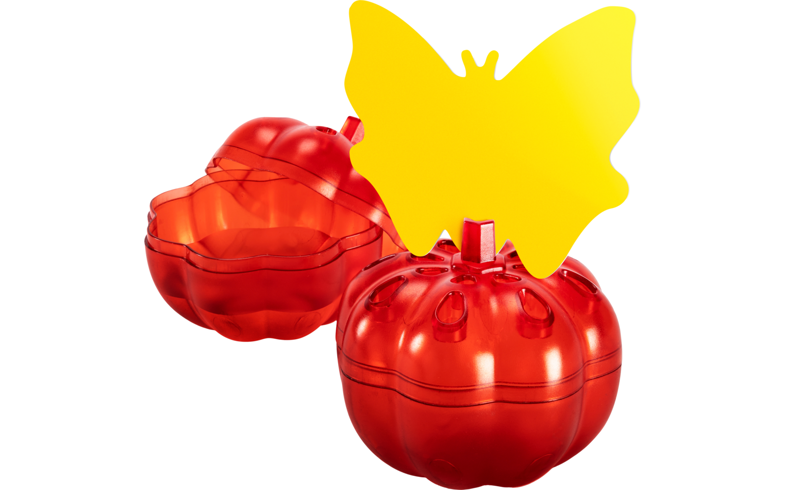 Zwei rote Tomaten aus Kunststoff und ein gelber Schmetterling aus Papier