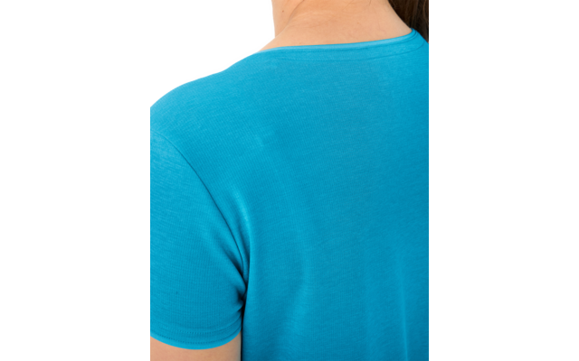 Nahaufnahme des Rückens und der rechten Schulter einer Person in einem türkisfarbenen T-Shirt