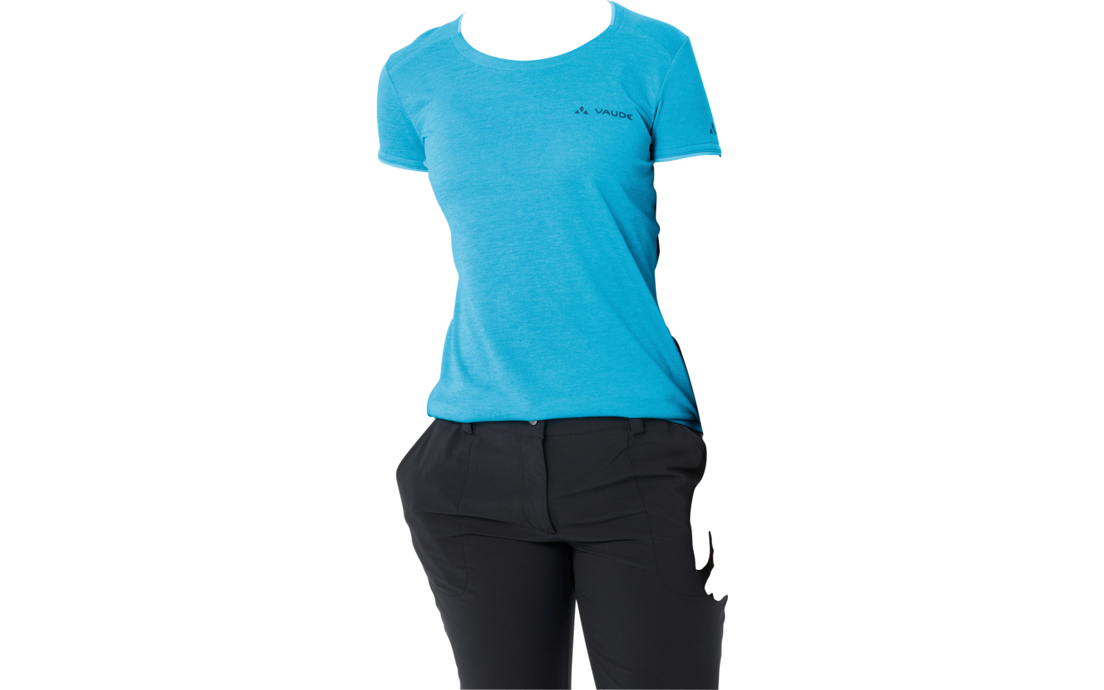 Persona con maglietta blu e pantaloni neri, mani nelle tasche, guarda verso sinistra, sfondo bianco