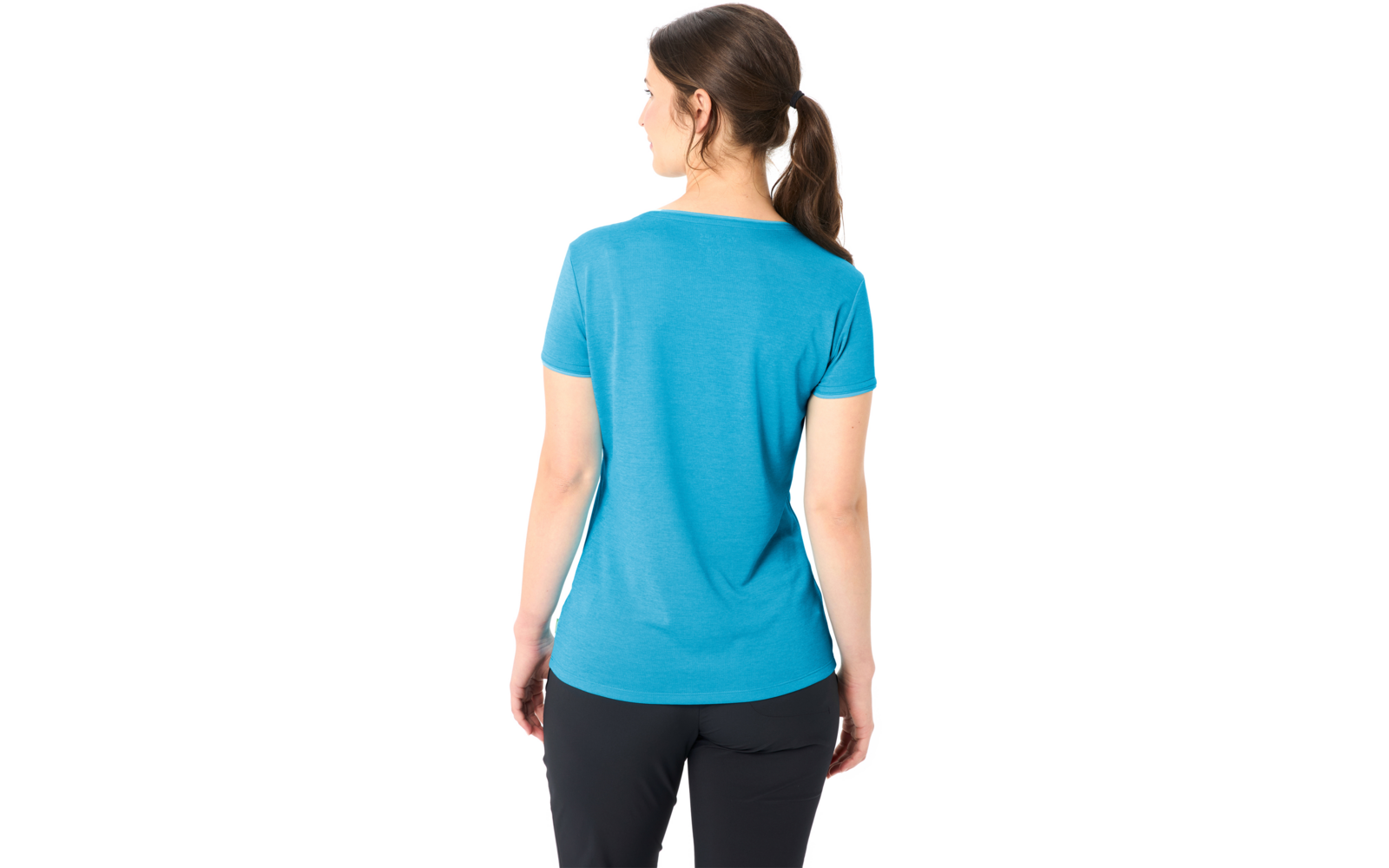 Rückenansicht einer stehenden Person, blaues Kurzarmshirt, dunkle Hose, Pferdeschwanz, weißer Hintergrund