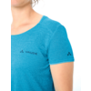 Oberkörper einer Person, Hals und Kinn sichtbar, trägt ein türkisfarbenes kurzärmeliges T‑Shirt mit der Aufschrift "VAUDE" auf der Brust und kleinem dreieckigen Logo auf dem Ärmel