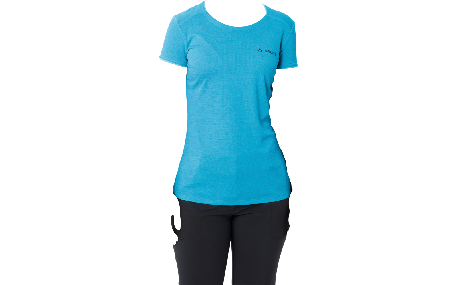 Donna in piedi di fronte alla fotocamera su sfondo bianco, indossa una maglietta blu a maniche corte e pantaloni neri, mani lungo i fianchi