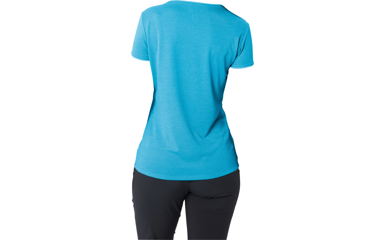 Vista posteriore di una persona in piedi con maglietta blu a maniche corte, pantaloni scuri, capelli raccolti in una coda bassa, sfondo bianco