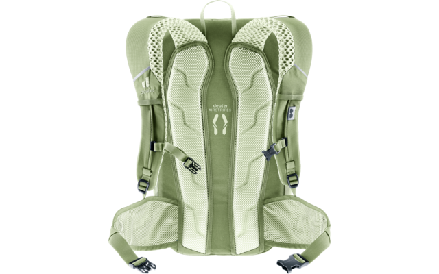 Rückansicht eines hellgrünen Rucksacks mit gepolsterten Schulterträgern, gepolstertem Rückenpanel mit Netzstoff, Hüftgurt, Brustgurt und sichtbarem „deuter“-Logo