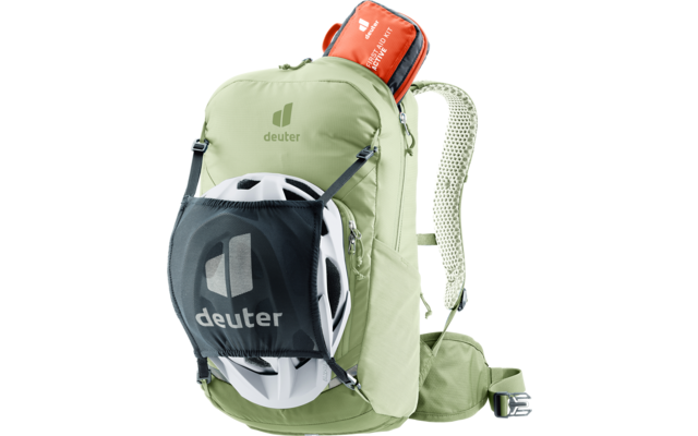 Hellgrüner Rucksack mit Deuter-Logo, schwarzem Netzfach vorne mit weißem Fahrradhelm, rotem Erste-Hilfe-Set oben, gepolsterte Schulterträger und Hüftgurt