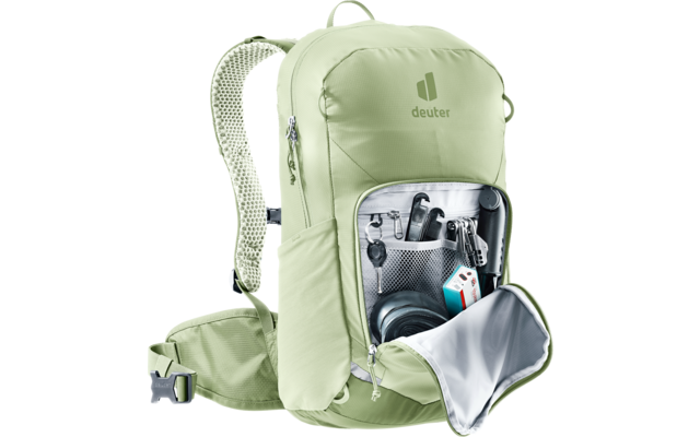 Hellgrüner Rucksack mit 'deuter'-Logo, geöffnetem Frontfach; innen Netztaschen mit Schlüsseln, einem Kabel, einer kleinen Schachtel und einem runden schwarzen Objekt