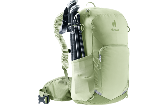 Helles grünes Deuter-Rucksack mit Stöcken in seitlicher Tasche, gepolsterte Schulterträger und Hüftgurt, Fronttasche mit Reißverschluss und Logo