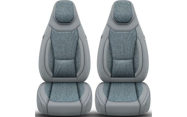 Zwei nebeneinander stehende graue Autositze mit Stoffpolstern vor weißem Hintergrund