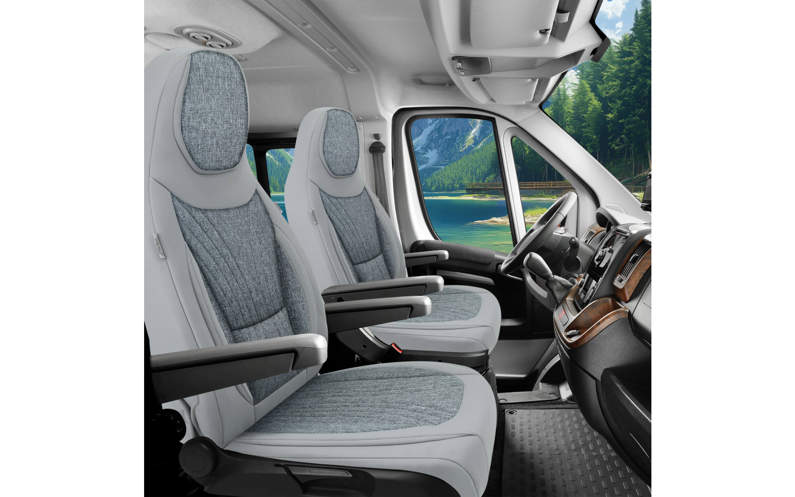 Innenraum vorn eines Fahrzeugs mit zwei grauen Sitzen mit Armlehnen, Lenkrad, Armaturenbrett und Blick aus dem Fenster auf See und Berge