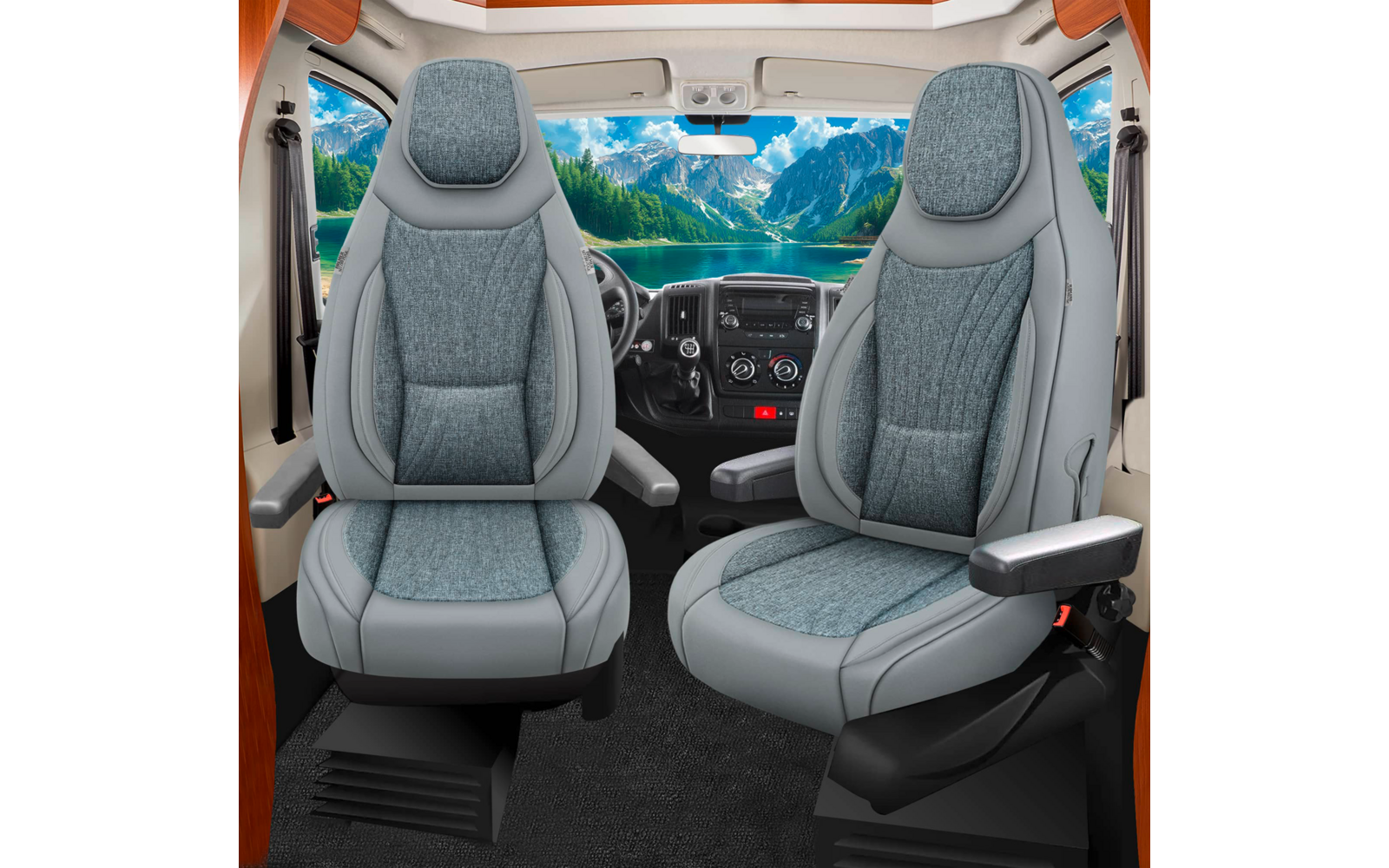 Innenraum eines Fahrzeugs mit zwei vorderen Sitzen, Armaturenbrett und durch die Windschutzscheibe sichtbarer Berglandschaft mit See