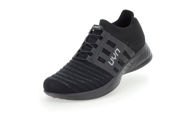 Zwarte sportschoen met grijze zool en uitgesneden strepen aan de zijkant