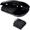Geöffnete schwarze Dachbox mit zwei schwarzen Reisetaschen im Inneren und einer einzelnen schwarzen Reisetasche davor