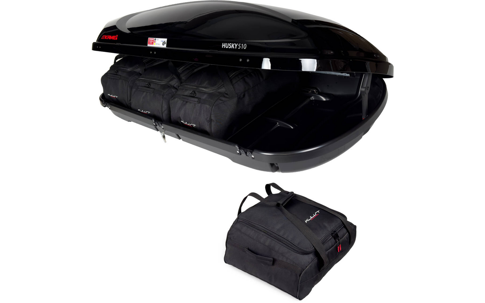 Geöffnete schwarze Dachbox mit zwei schwarzen Reisetaschen im Inneren und einer einzelnen schwarzen Reisetasche davor