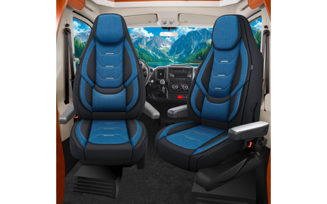 Zwei blaue Vordersitze in einem Fahrzeuginnenraum mit Armlehnen, Lenkrad, Armaturenbrett und Bergsicht durch die Windschutzscheibe