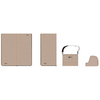 Quatre accessoires en cuir beige clair côte à côte : deux housses rectangulaires de tailles différentes avec lettres embossées 'BENT', un sac carré zippé avec bandoulière et une petite pochette ronde pour pièces