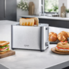 Edelstahl-Toaster mit zwei halb herausragenden Toastscheiben auf einer Küchenarbeitsplatte, daneben ein Sandwich, Croissants und ein Bagel
