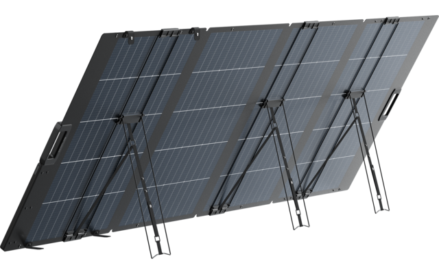 Drie gekantelde zonnepanelen gemonteerd op een metalen frame met ondersteuningspoten