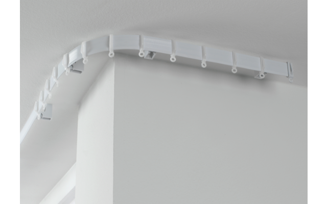 Weiße Zimmerecke mit eingezogenem weißen Kabelkanal an der Decke