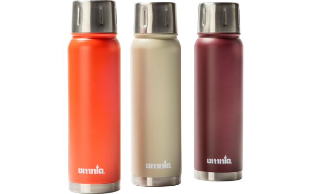 Drie drinkflessen naast elkaar in oranje, beige en donkerrood met zilverkleurige doppen en de tekst "umnia" op een witte achtergrond