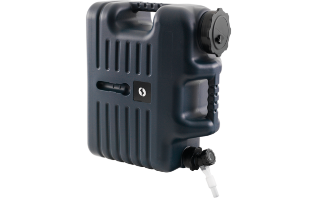 Dunkelgrauer rechteckiger Kunststoffkanister mit Tragegriff oben, vertikalen Rippen, Schraubverschluss oben rechts, Auslaufhahn unten rechts und kleinem quadratischem Logo in der Mitte