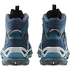 Rückansicht eines blauen Wanderschuhs mit schwarzem Einsatz und weißer Sohle