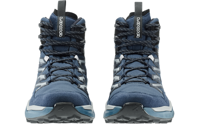 Vorderansicht eines blauen Sportschuhpaars mit schwarzen Schnürsenkeln