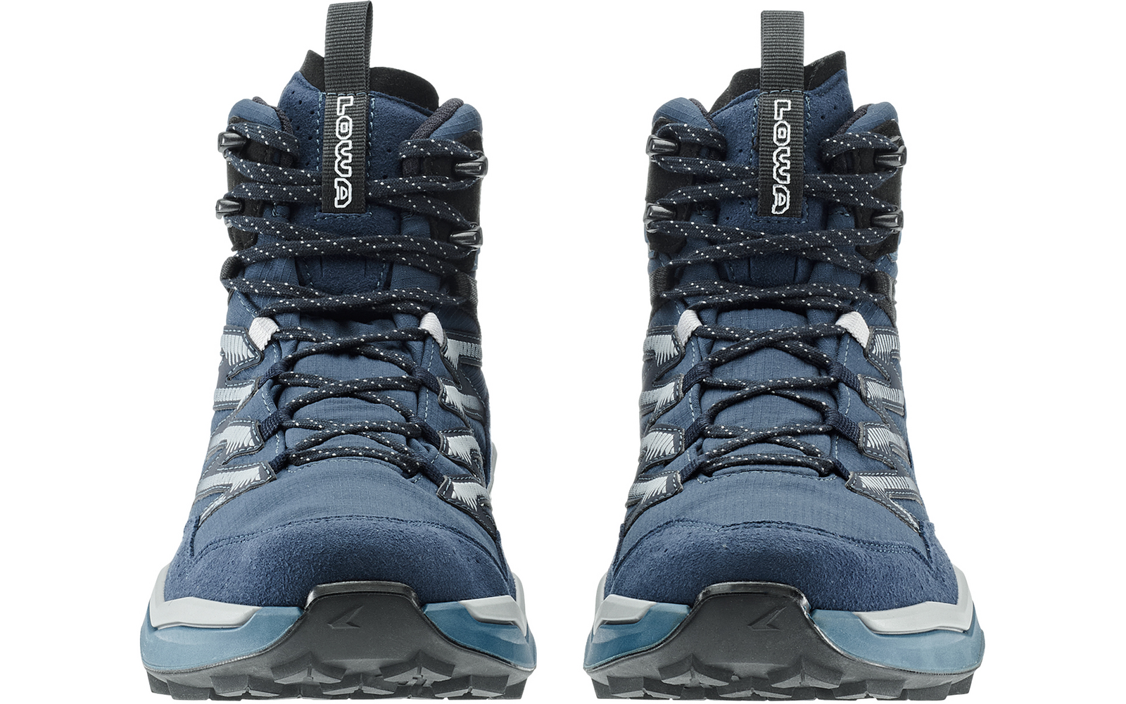 Vorderansicht eines blauen Sportschuhpaars mit schwarzen Schnürsenkeln