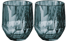 Deux verres à boire bleus transparents avec un motif facetté