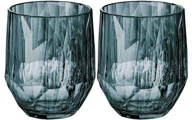 Twee doorzichtige blauwe drinkglazen met facetgeslepen patroon