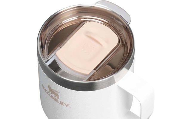 Weißer Becher mit Griff, Edelstahlrand, transparenter Deckel mit beige Schiebeöffnung, Stanley-Logo an der Seite