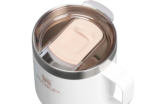 Witte beker met handvat, roestvrijstalen rand, transparant deksel met beige schuifopening, Stanley-logo aan de zijkant