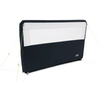 Lampe rectangulaire blanche sur fond noir avec des câbles jaunes